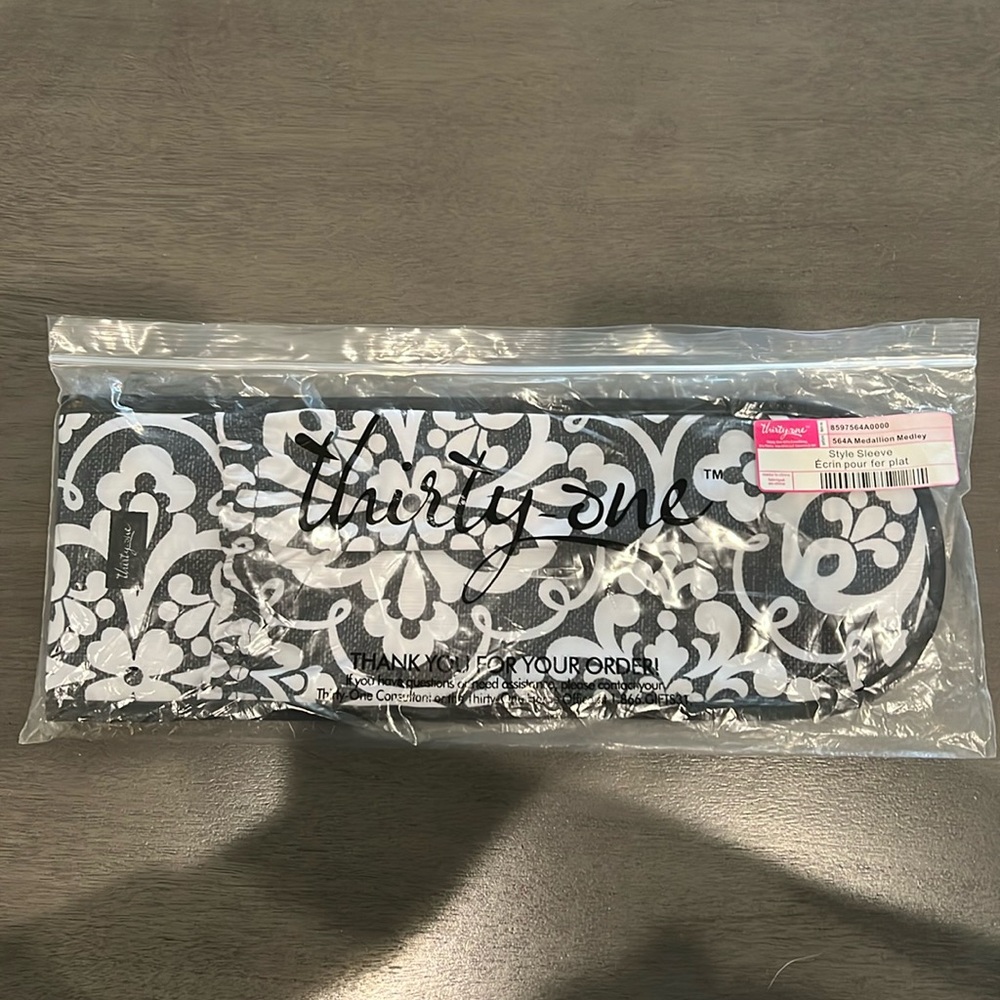 NWOT Thirty One - Style Sleeve